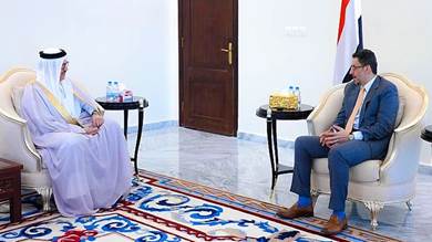 رئيس الوزراء خلال استقباله في عدن وزير الخارجية البحريني